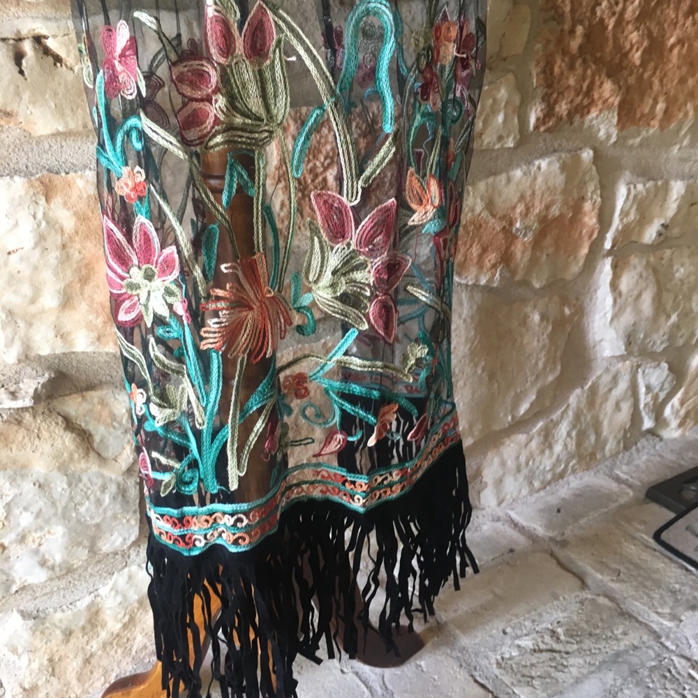 Beautiful black embroidered kimono. - Picture 6 of 8
